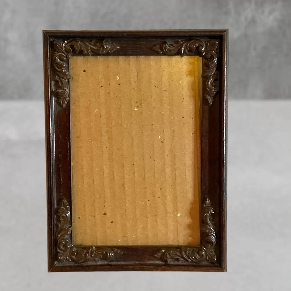 VINTAGE Ornate WOOD Picture Frame BROWN FREE STANDING NON GLARE GLASS 5X7